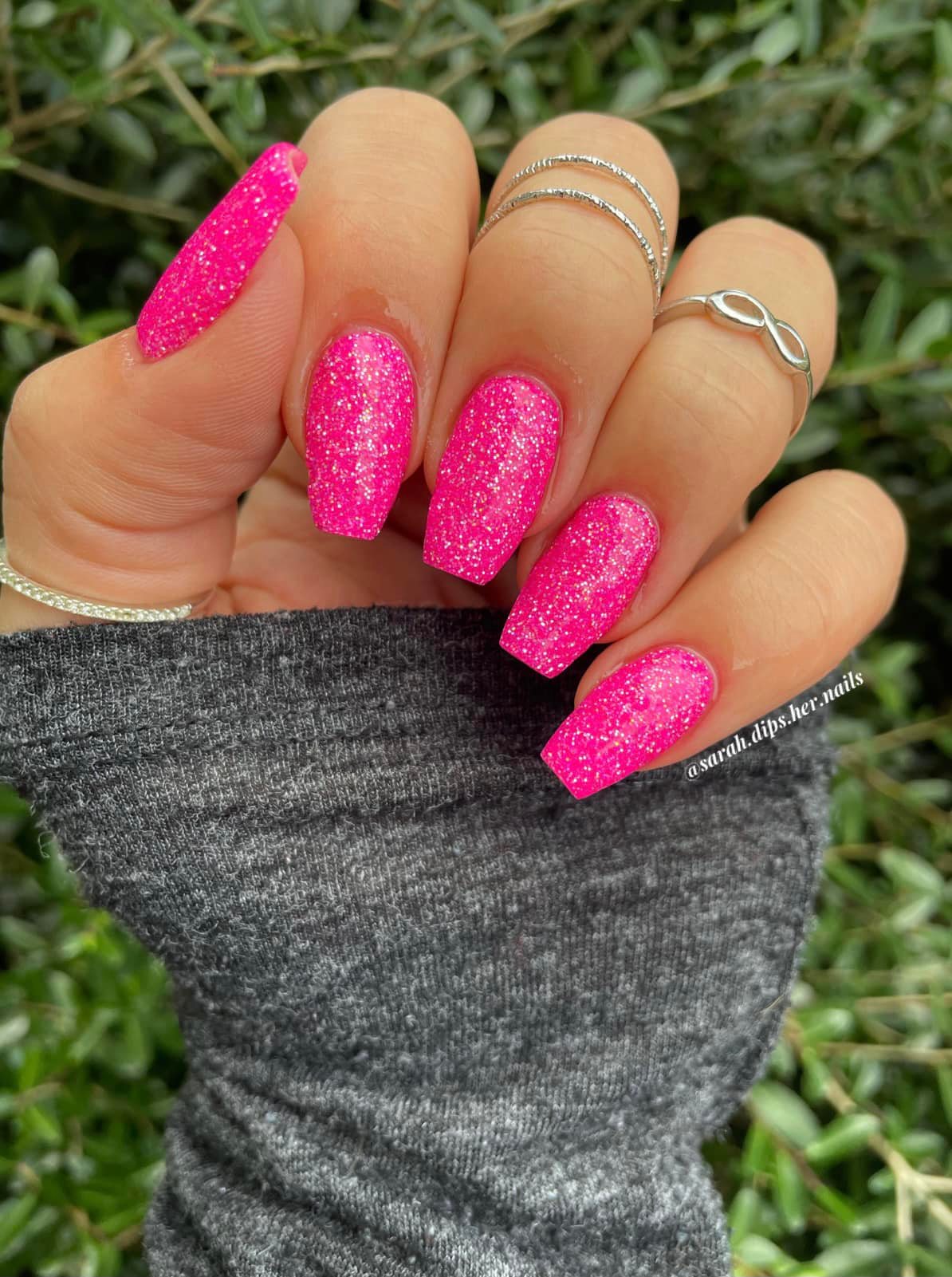 Glittery Dip Powder Nails That Shine