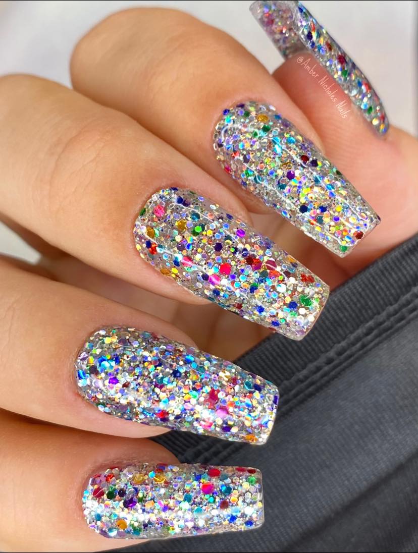 Glittery Dip Powder Nails That Shine
